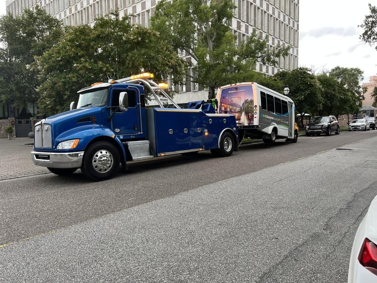 Heavy recovery of a transit bus